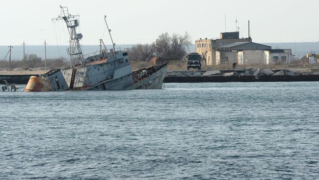 Затопленные корабли на озере Донузлав в Крыму. Архивное фото Затопленные корабли на озере Донузлав в Крыму. Архивное фото