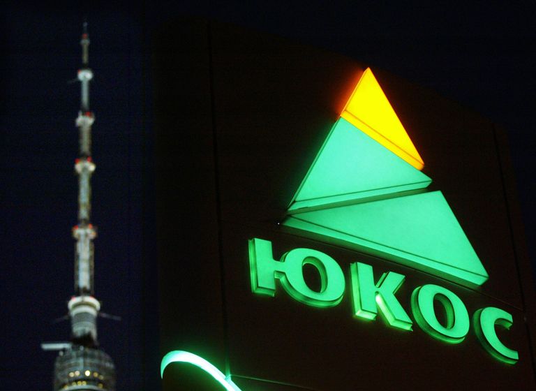 Логотип нефтяной компании ЮКОС в Москве. Архивное фото Логотип нефтяной компании ЮКОС в Москве. Архивное фото