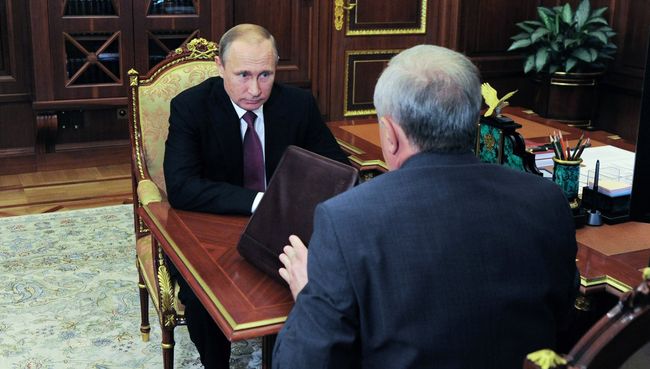 Президент России Владимир Путин и полпред в СЗФО Владимир Булавин во время встречи в Кремле. 27 июля 2016 Президент России Владимир Путин и полпред в СЗФО Владимир Булавин во время встречи в Кремле. 27 июля 2016