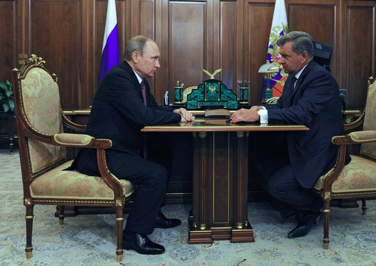 Президент России Владимир Путин и полномочный представитель президента РФ в Крымском федеральном округе Олег Белавенцев во время встречи в Кремле. 27 июля 2016