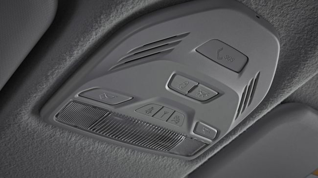 Кнопка системы экстренного оповещения Эра-ГЛОНАСС в салоне автомобиля Lada Vesta Кнопка системы экстренного оповещения Эра-ГЛОНАСС в салоне автомобиля Lada Vesta