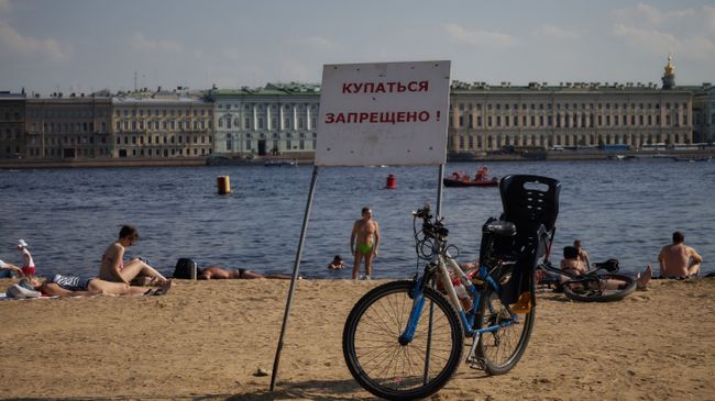 Табличка с надписью Купаться запрещено на пляже у Петропавловской крепости в Санкт-Петербурге