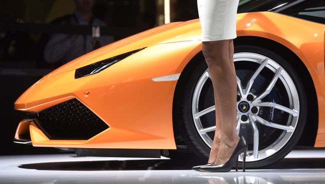 Автомобиль Lamborghini Huracan LP 610-4 Spyder на автосалоне во Франкфурте. Архивное фото Автомобиль Lamborghini Huracan LP 610-4 Spyder на автосалоне во Франкфурте. Архивное фото