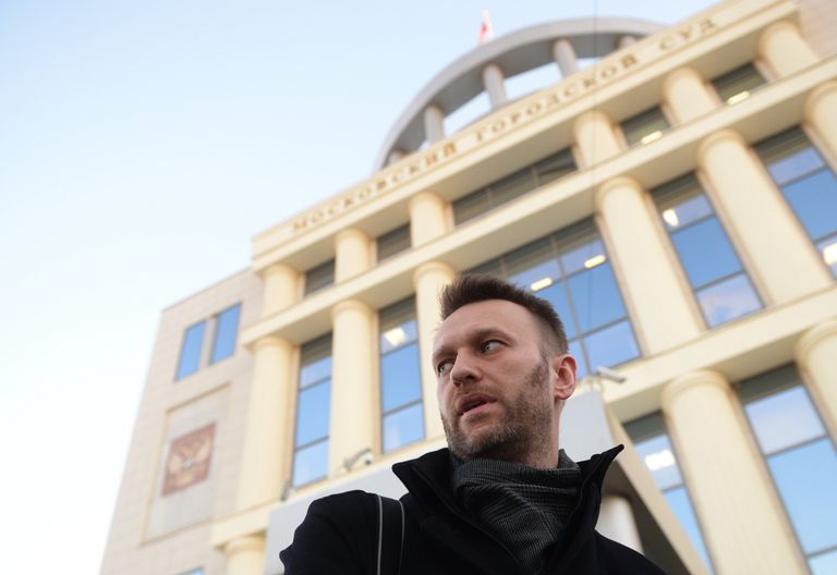 Юрист, политик Алексей Навальный у здания Московского городского суда Юрист, политик Алексей Навальный у здания Московского городского суда