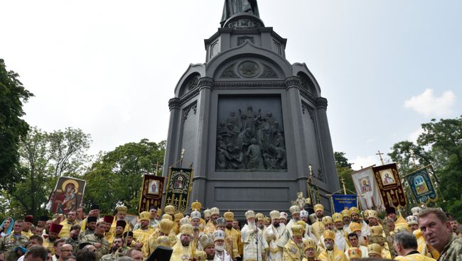 Крестный ход Украинской православной церкви в Киеве. Архивное фото Крестный ход Украинской православной церкви в Киеве. Архивное фото
