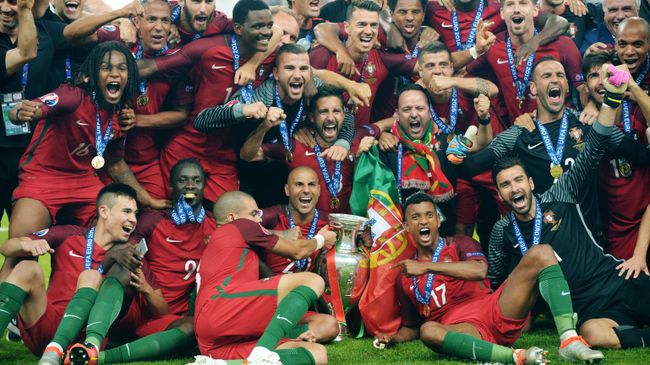 Игроки сборной Португалии на церемонии награждения чемпионата Европы по футболу - 2016 после финального матча между сборными командами Португалии и Франции Игроки сборной Португалии на церемонии награждения чемпионата Европы по футболу - 2016 после финального матча между сборными командами Португалии и Франции