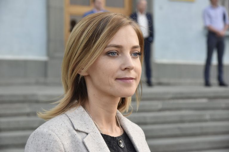 Прокурор Республики Крым Наталья Поклонская перед началом встречи в Симферополе делегатов парламента Франции с главой Республики Крым Сергеем Аксеновым Прокурор Республики Крым Наталья Поклонская перед началом встречи в Симферополе делегатов парламента Франции с главой Республики Крым Сергеем Аксеновым