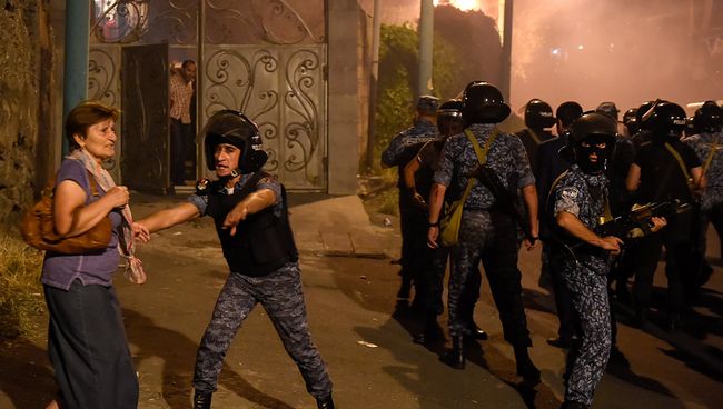 Ситуация близ захваченного в Ереване здания полка полиции. Архивное фото