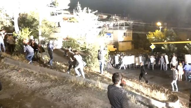 Полицейские в Ереване разогнали протестующих газом и светошумовыми гранатами Полицейские в Ереване разогнали протестующих газом и светошумовыми гранатами