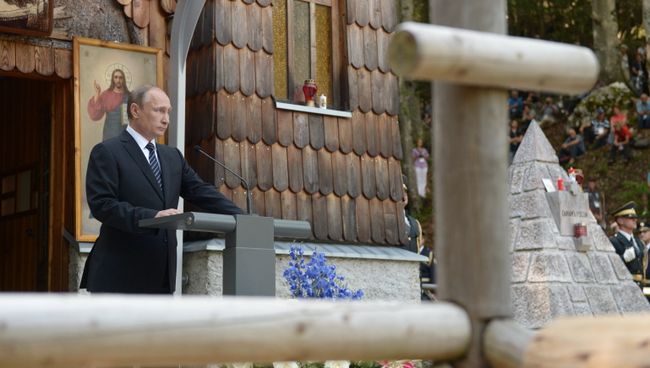 Президент РФ Владимир Путин во время мемориальной церемонии по случаю 100-летия возведения у перевала Вршич русской часовни в память о российских воинах, 30 июля 2016 Президент РФ Владимир Путин во время мемориальной церемонии по случаю 100-летия возведения у перевала Вршич русской часовни в память о российских воинах, 30 июля 2016