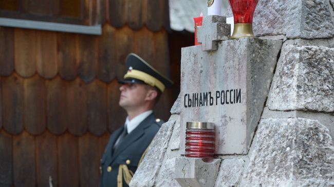 Солдат почетного караула во время мемориальной церемонии по случаю 100-летия возведения у перевала Вршич русской часовни в память о российских воинах