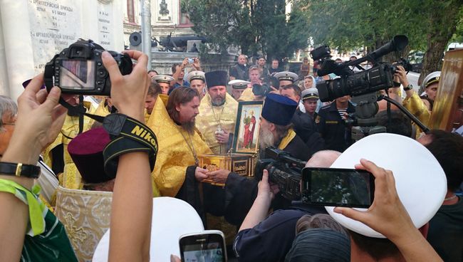 Благочинный Севастопольского округа протоиерец Сергий Халюта принимает десницу Андрея Первозванного у гарнизонного храма Благочинный Севастопольского округа протоиерец Сергий Халюта принимает десницу Андрея Первозванного у гарнизонного храма