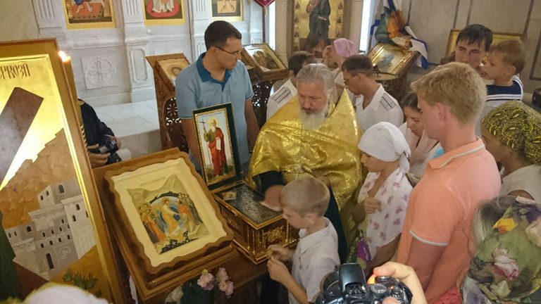 Севастопольцы прикладываются к деснице Андрея Первозванного Севастопольцы прикладываются к деснице Андрея Первозванного