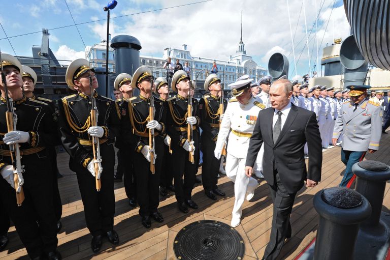 Президент РФ В. Путин принимает участие в праздновании Дня ВМФ в Санкт-Петербурге