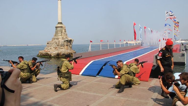 Десантирование морской пехоты Черноморского флота в Артиллерийской бухте Десантирование морской пехоты Черноморского флота в Артиллерийской бухте