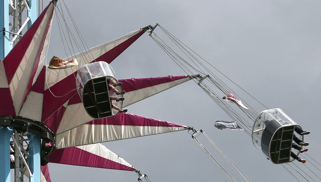 На карусели Star Flyer, недалеко от знаменитого колеса обозрения London Eye, застряли люди. Лондон На карусели Star Flyer, недалеко от знаменитого колеса обозрения London Eye, застряли люди. Лондон