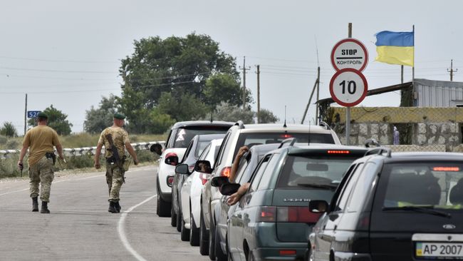 Автомобили на пункте пропуска Джанкой на границе России и Украины. Архивное фото
