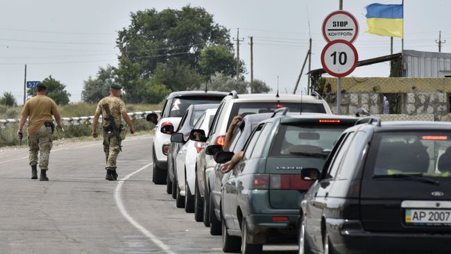Автомобили на пункте пропуска Джанкой на границе России и Украины. Архивное фото Автомобили на пункте пропуска Джанкой на границе России и Украины. Архивное фото