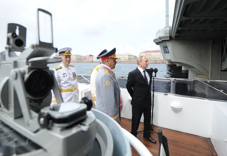 Президент РФ В. Путин принимает участие в праздновании Дня ВМФ в Санкт-Петербурге Президент РФ В. Путин принимает участие в праздновании Дня ВМФ в Санкт-Петербурге