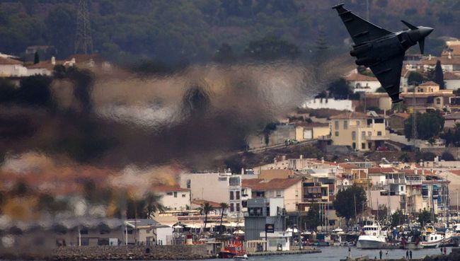 Многоцелевой истребитель Eurofighter во время выступления на авиашоу в Торре-дель-Мар, Испания. Архивное фото Многоцелевой истребитель Eurofighter во время выступления на авиашоу в Торре-дель-Мар, Испания. Архивное фото