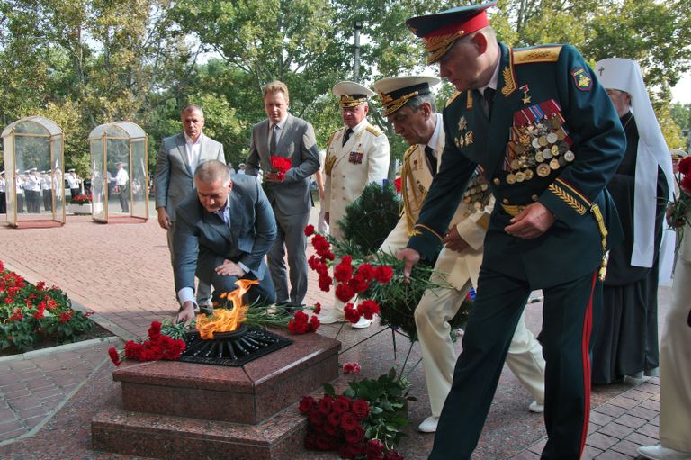 Глава Республики Крым Сергей Аксенов возлагает венки к монументу морякам Черноморского флота, погибшим в годы Великой Отечественной войны Глава Республики Крым Сергей Аксенов возлагает венки к монументу морякам Черноморского флота, погибшим в годы Великой Отечественной войны