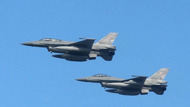 Пара истребителей F-16 ВВС Польши