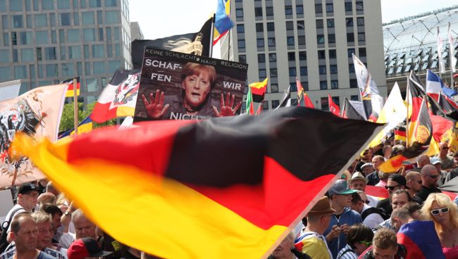 Участники акции протеста в Берлине против политики Ангелы Меркель. Архивное фото