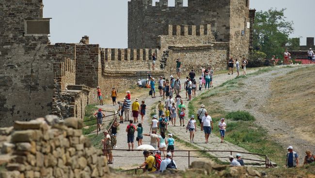 Отдыхающие в Генуэзской крепости в Судаке. Архивное фото Отдыхающие в Генуэзской крепости в Судаке. Архивное фото