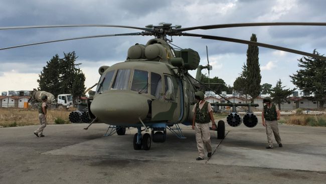 Летчики у российского вертолета МИ-8АМШТ на аэродроме Хмеймим в Сирии. Архивное фото Летчики у российского вертолета МИ-8АМШТ на аэродроме Хмеймим в Сирии. Архивное фото