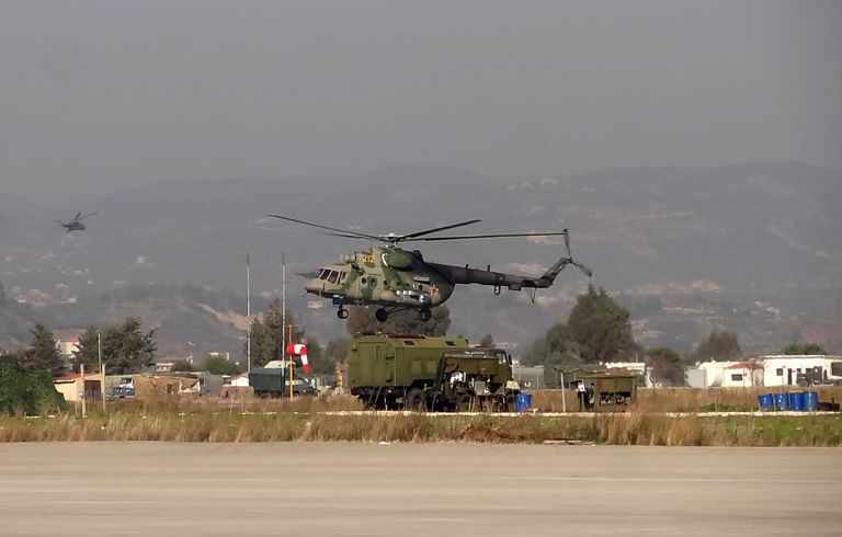 Вертолет Ми-8 Воздушно-космических сил РФ совершает облет территории авиабазы Хмеймим в Сирии
