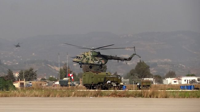 Вертолет Ми-8 Воздушно-космических сил РФ совершает облет территории авиабазы Хмеймим в Сирии Вертолет Ми-8 Воздушно-космических сил РФ совершает облет территории авиабазы Хмеймим в Сирии