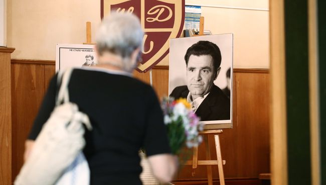 Церемония прощания с писателем Фазилем Искандером в Центральном доме литераторов в Москве