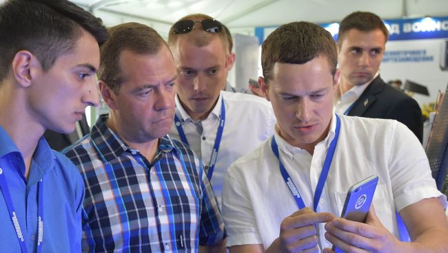 Председатель правительства РФ Дмитрий Медведев время посещения форума Территория смыслов на Клязьме в ходе рабочей поездки во Владимирскую область. 2 августа 2016