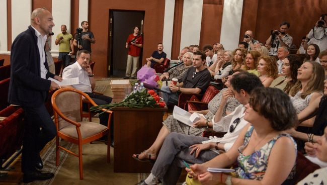 Актеры Московского драматического театра на Малой Бронной во время сбора труппы театра в Москве. Слева - художественный руководитель театра Сергей Голомазов