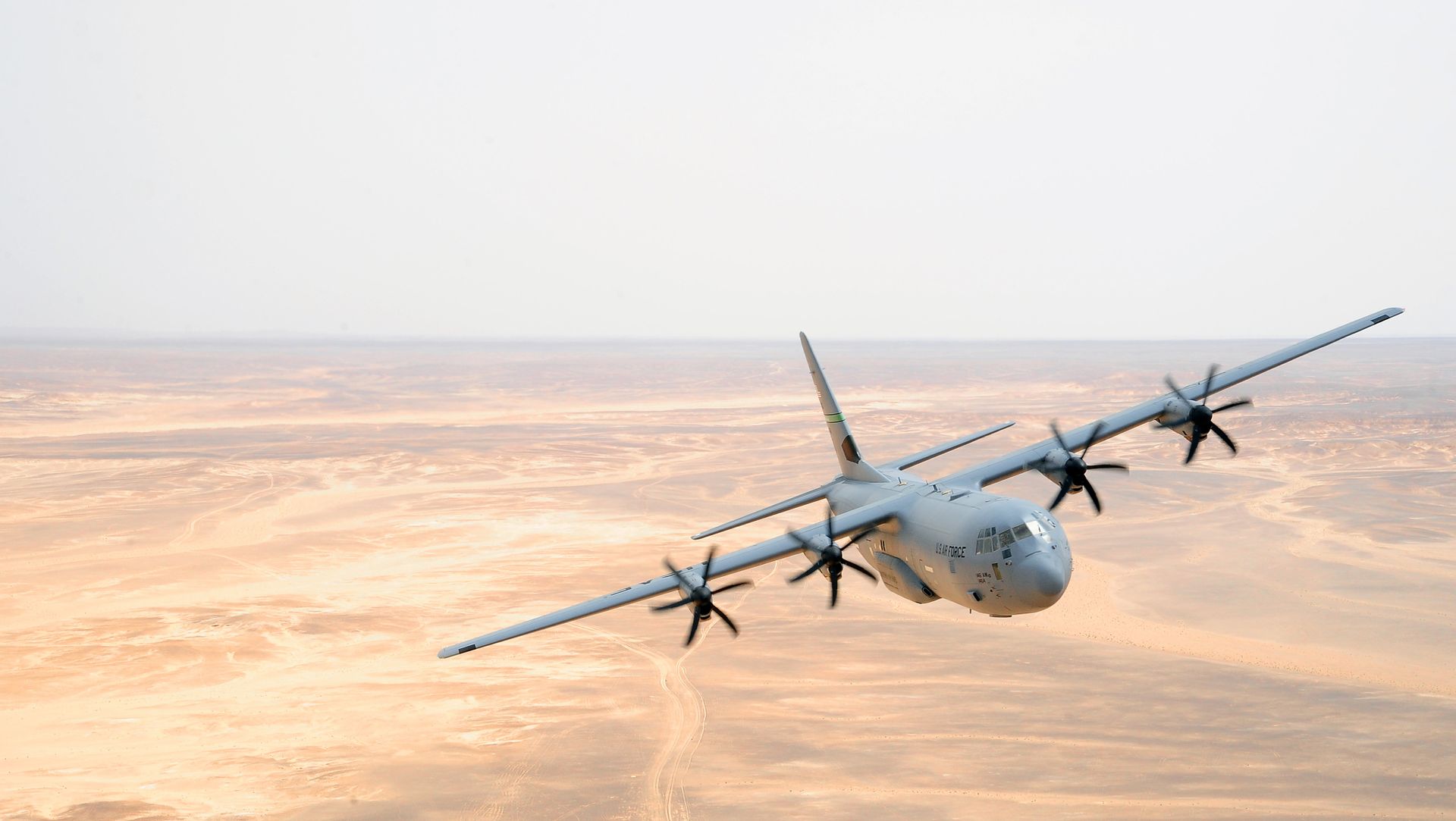 Военно-транспортный самолет ВВС США C-130J Hercules Военно-транспортный самолет ВВС США C-130J Hercules - РИА Новости, 1920, 05.04.2026