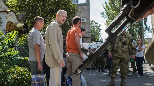 Пленные бойцы вооруженных сил Украины перед процедурой передачи украинской стороне в Донецке. Архивное фото