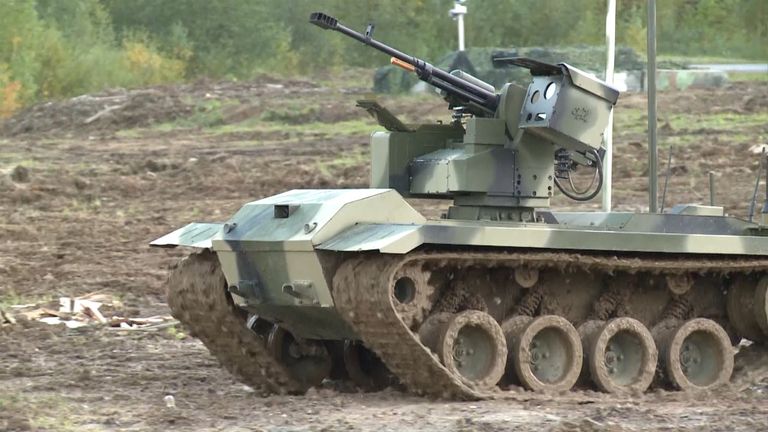 Боевой робот Нерехта стрелял по голосовой команде огонь на  полигоне