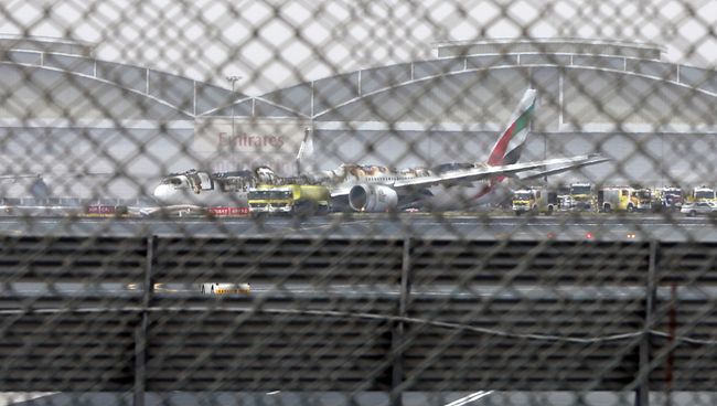 Самолет Boeing 777 авиакомпании Emirates после аварийной посадки в аэропорту Дубая. 3 августа 2016