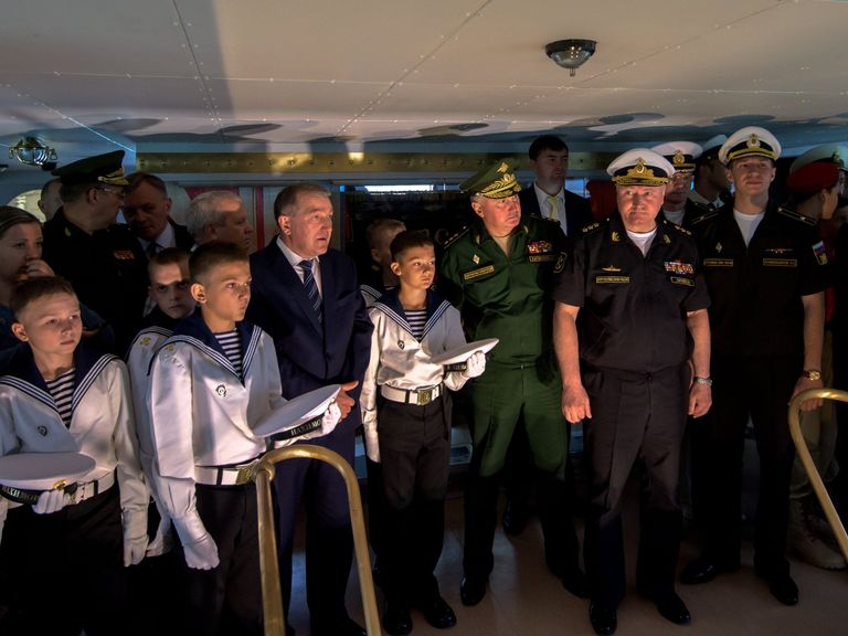 Командир крейсера Аврора, капитан третьего ранга Артем Знаменщиков, главнокомандующий ВМФ РФ, адмирал Владимир Королев и командующий Западным военным округом генерал-полковник Андрей Картаполов Командир крейсера Аврора, капитан третьего ранга Артем Знаменщиков, главнокомандующий ВМФ РФ, адмирал Владимир Королев и командующий Западным военным округом генерал-полковник Андрей Картаполов