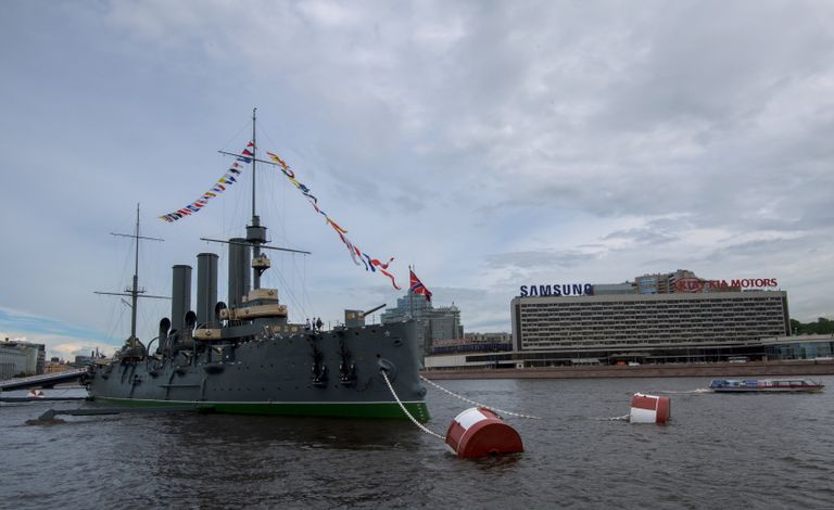 Крейсер Аврора, открывшийся после реставрации для посетителей, у Петроградской набережной в Санкт-Петербурге Крейсер Аврора, открывшийся после реставрации для посетителей, у Петроградской набережной в Санкт-Петербурге