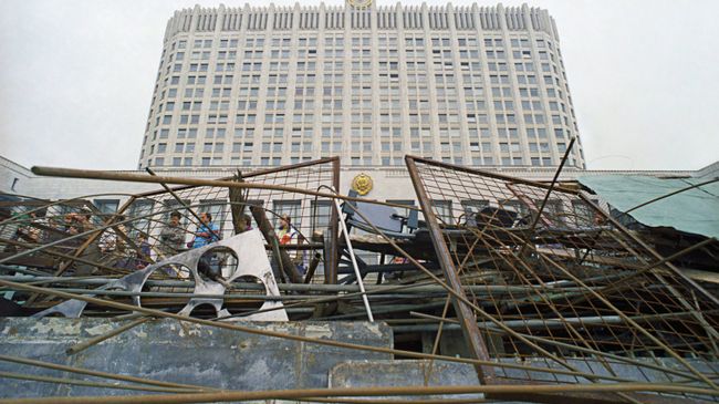 Баррикады у стен Белого дома в дни августовкого путча Баррикады у стен Белого дома в дни августовкого путча