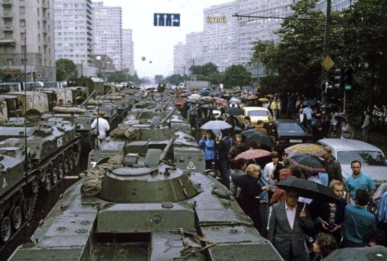 Танки на Калининском проспекте (Новый Арбат) в дни августовского путча 1991 года Танки на Калининском проспекте (Новый Арбат) в дни августовского путча 1991 года