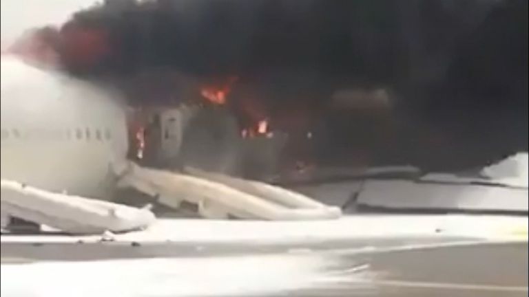 Очевидец снял на видео пожар на борту неудачно севшего в Дубае Boeing 777
