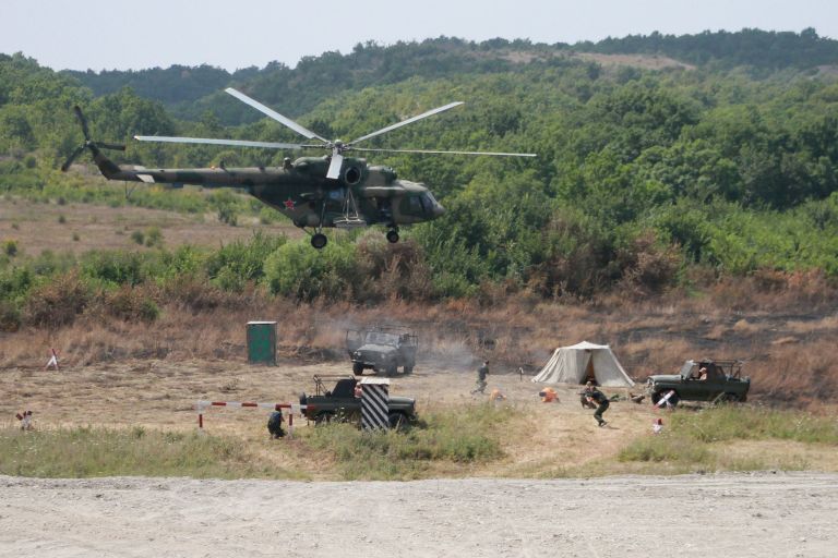 Показательные выступления военнослужащих на церемонии открытия международного конкурса Десантный взвод на военном полигоне Раевский Показательные выступления военнослужащих на церемонии открытия международного конкурса Десантный взвод на военном полигоне Раевский