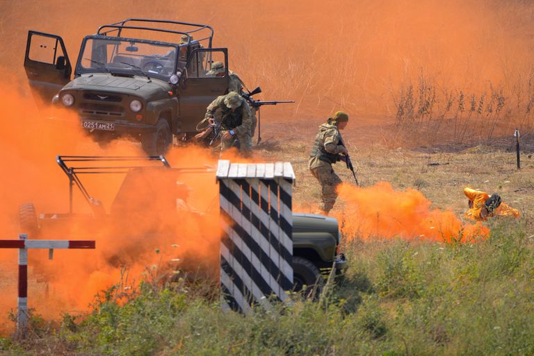 Военнослужащие во время показательных выступлений на церемонии открытия международного конкурса Десантный взвод на военном полигоне Раевский Военнослужащие во время показательных выступлений на церемонии открытия международного конкурса Десантный взвод на военном полигоне Раевский