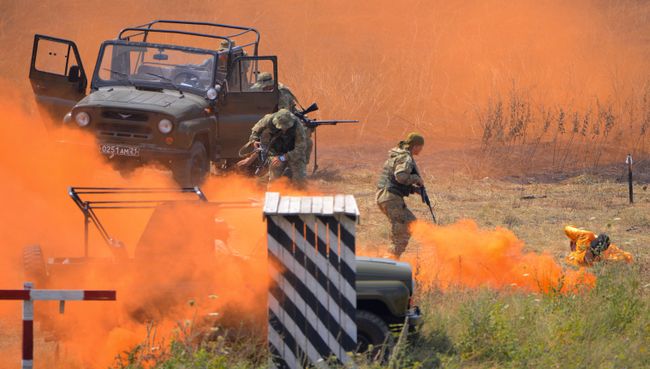 Военнослужащие во время показательных выступлений на церемонии открытия международного конкурса Десантный взвод на военном полигоне Раевский Военнослужащие во время показательных выступлений на церемонии открытия международного конкурса Десантный взвод на военном полигоне Раевский