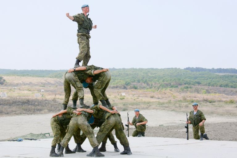 Военнослужащие во время показательных выступлений на церемонии открытия международного конкурса Десантный взвод на военном полигоне Раевский Военнослужащие во время показательных выступлений на церемонии открытия международного конкурса Десантный взвод на военном полигоне Раевский