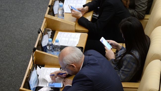 Депутаты на пленарном заседании Государственной Думы РФ. Архвиное фото Депутаты на пленарном заседании Государственной Думы РФ. Архвиное фото