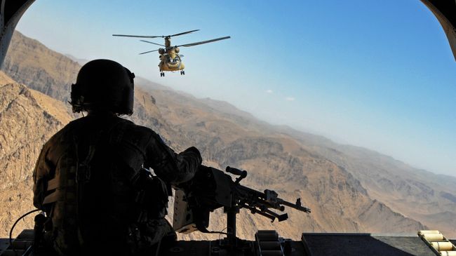 Американские военные на вертолете. Архивное фото Американские военные на вертолете. Архивное фото