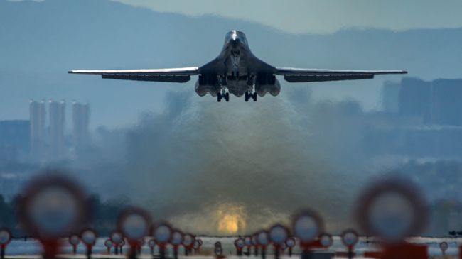 Стратегический бомбардировщик ВВС США B-1B. Архивное фото Стратегический бомбардировщик ВВС США B-1B. Архивное фото
